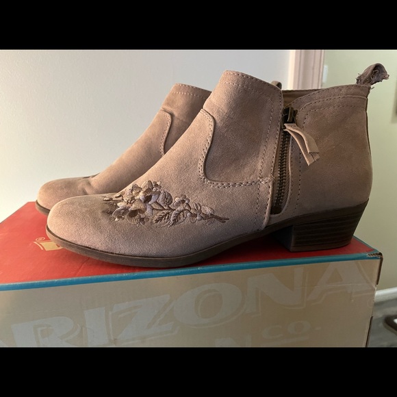 Embroidered booties - Picture 2 of 2